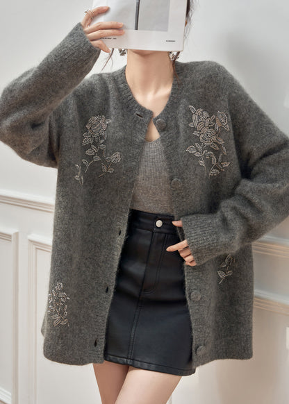 Handgefertigte graue Strickjacke mit Knöpfen und Perlen für den Winter