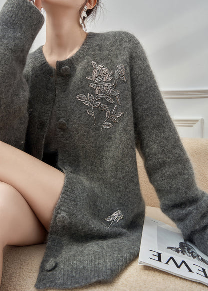 Handgefertigte graue Strickjacke mit Knöpfen und Perlen für den Winter