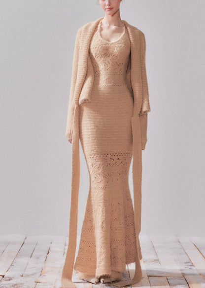 Handgefertigtes zweiteiliges Set aus khakifarbener, luftig-weiß gestrickter Strickjacke und langem Meerjungfrauenkleid – perfekt für den Frühling