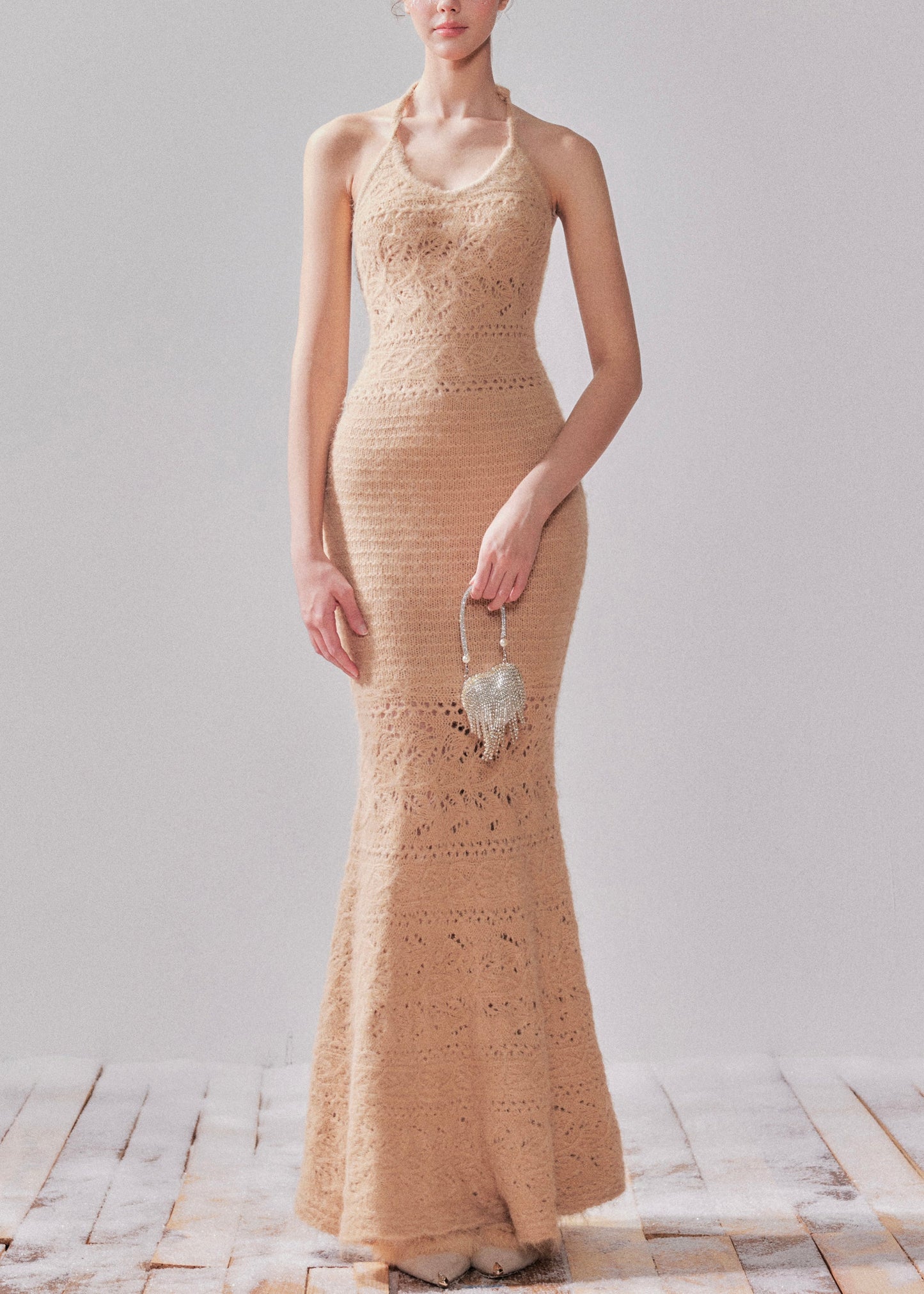 Handgefertigtes zweiteiliges Set aus khakifarbener, luftig-weiß gestrickter Strickjacke und langem Meerjungfrauenkleid – perfekt für den Frühling