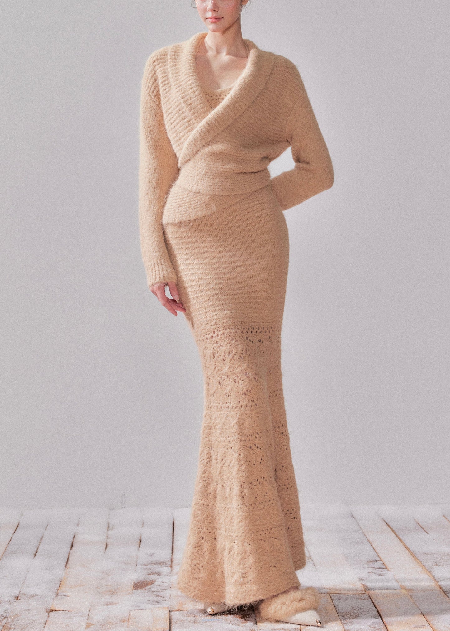 Handgefertigtes zweiteiliges Set aus khakifarbener, luftig-weiß gestrickter Strickjacke und langem Meerjungfrauenkleid – perfekt für den Frühling