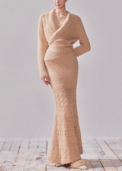 Handgefertigtes zweiteiliges Set aus khakifarbener, luftig-weiß gestrickter Strickjacke und langem Meerjungfrauenkleid – perfekt für den Frühling