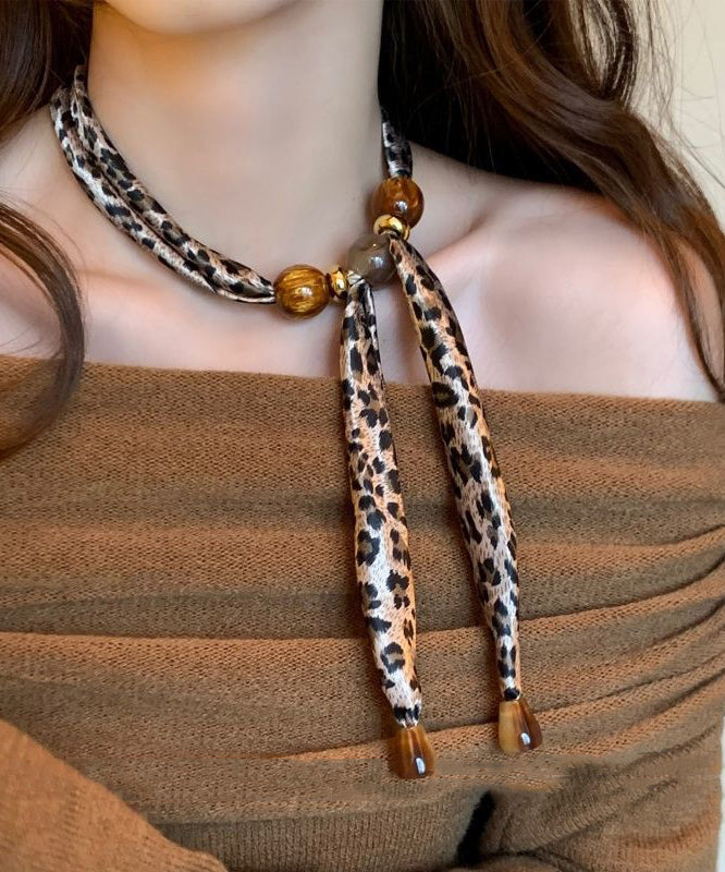 Collar con colgante de bufanda tejida con cuentas y estampado caqui hecho a mano