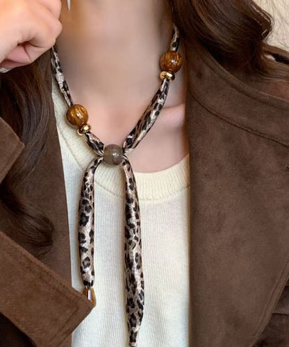 Collar con colgante de bufanda tejida con cuentas y estampado caqui hecho a mano