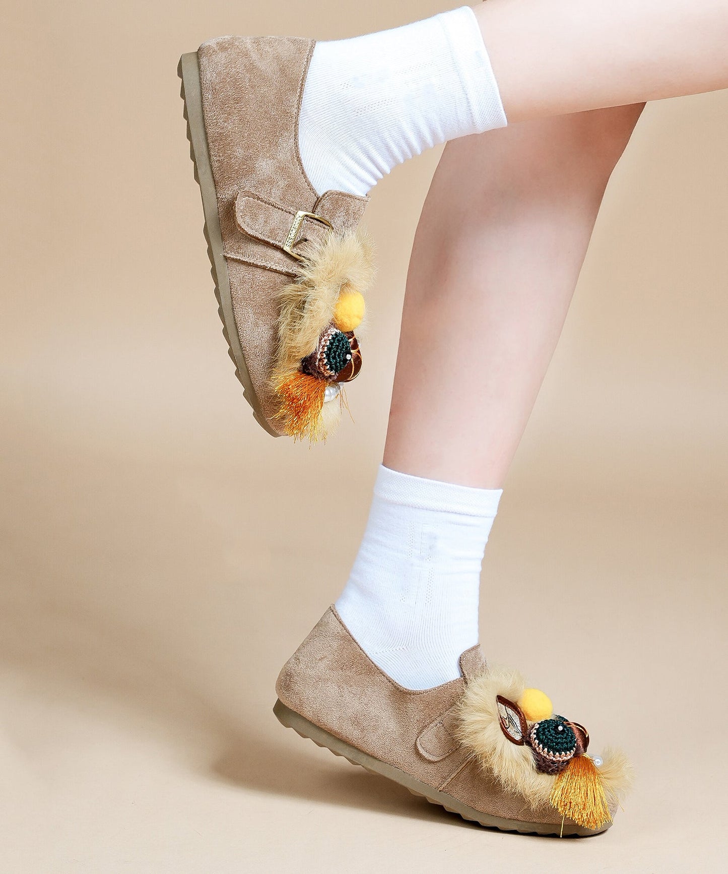 Zapatos planos de ante marrón claro hechos a mano bordados