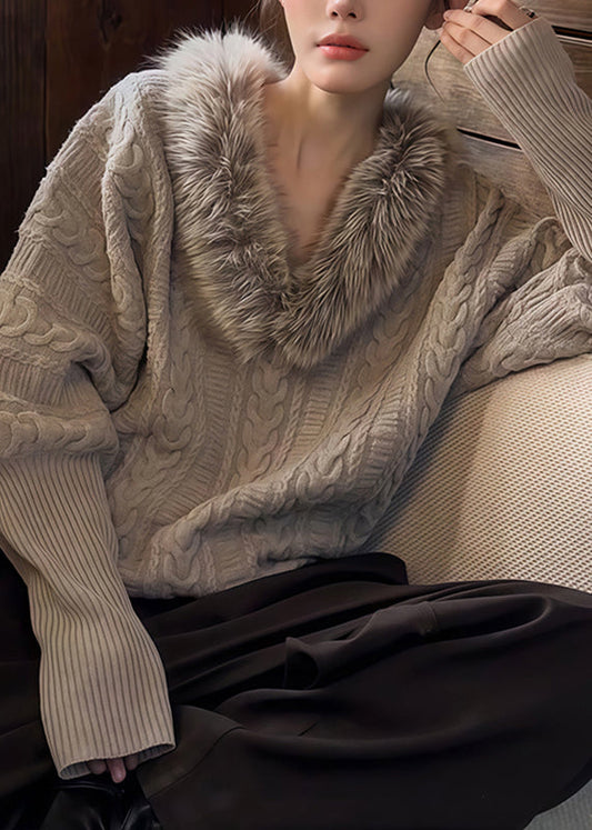 Handgefertigter hellgrauer Pelzkragen, grauer Baumwollstrickpullover mit Fledermausärmeln