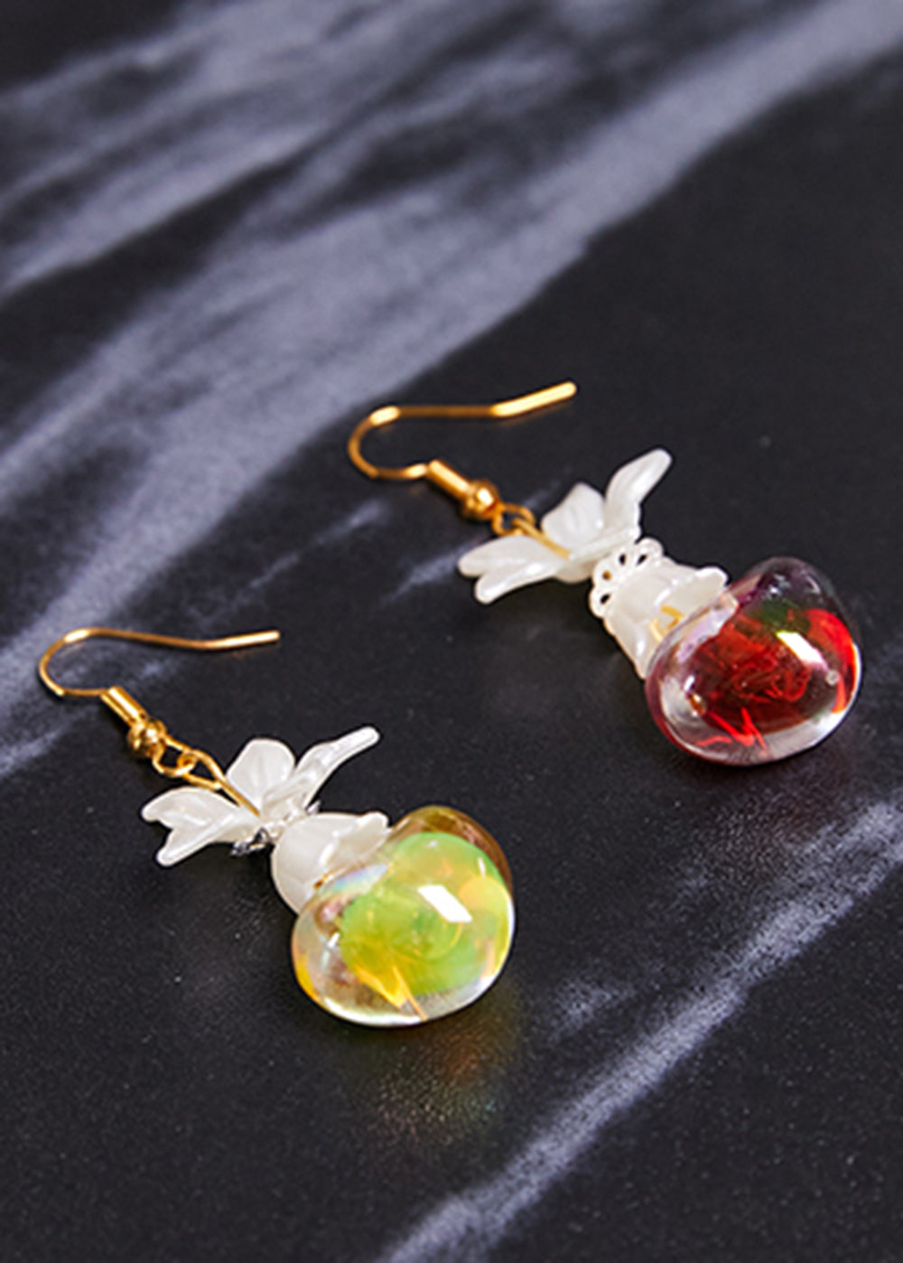 Pendientes colgantes de acrílico asimétricos en forma de corazón multicolor hechos a mano