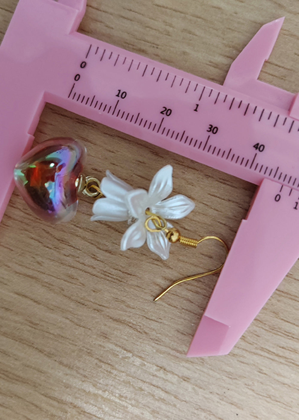 Pendientes colgantes de acrílico asimétricos en forma de corazón multicolor hechos a mano