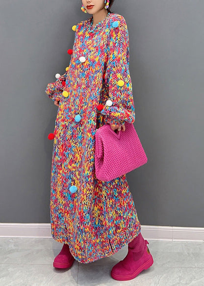 Handgemachte O-Ausschnitt Print Fuzzy Ball verziert stricken lange Pullover Kleider Winter