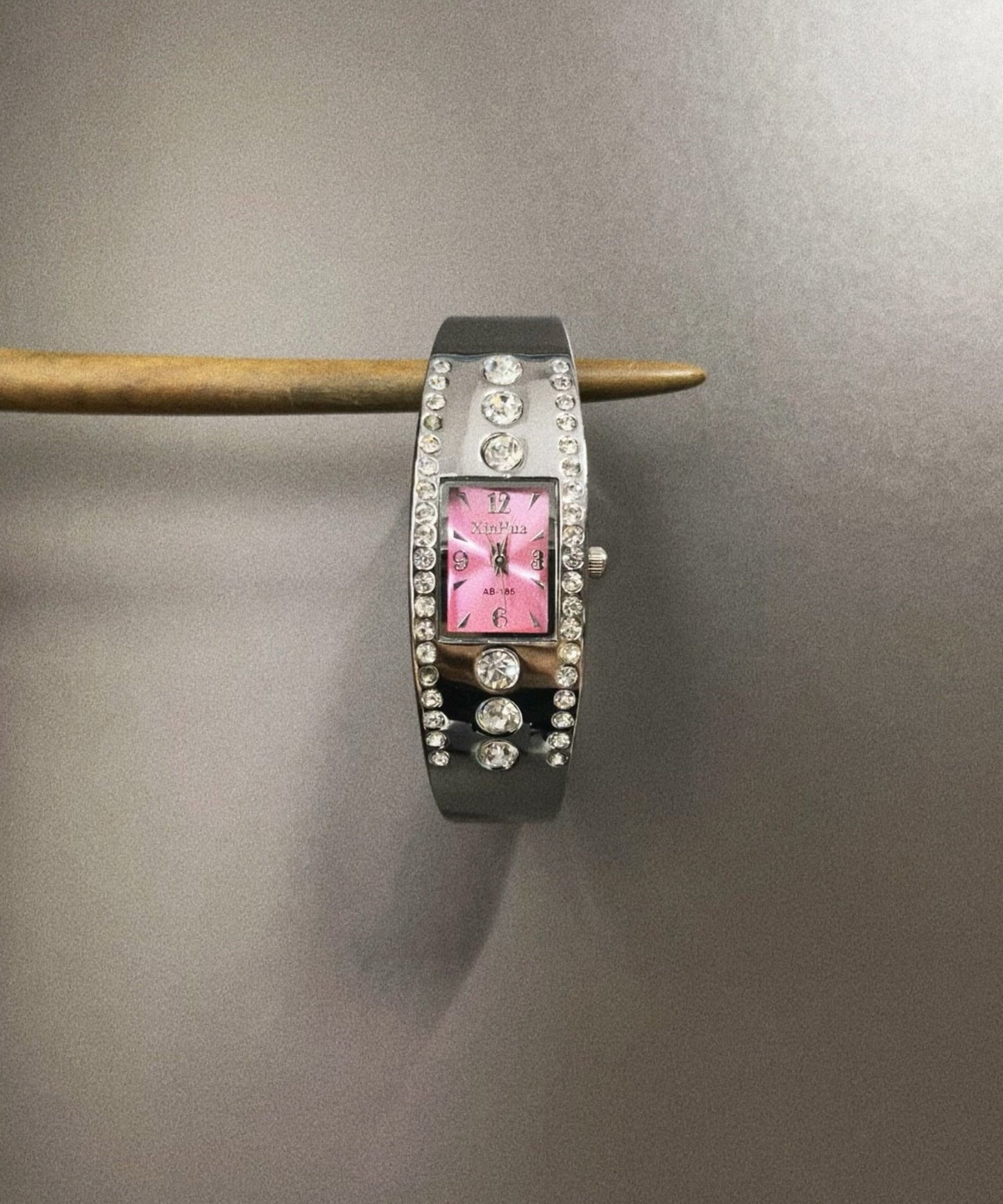 Handgefertigte Uhren aus violetter Legierung mit Zirkonia