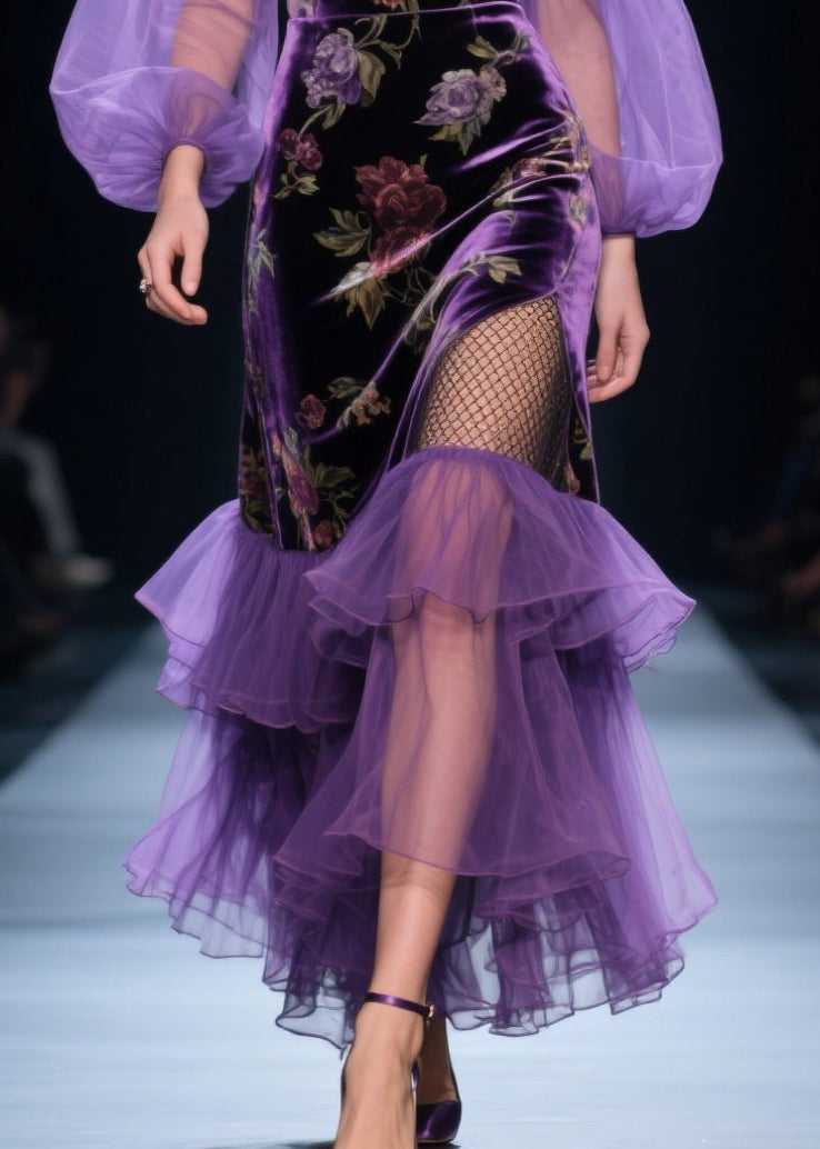 Vestido de primavera hecho a mano de terciopelo de seda y tul con hombros descubiertos en color morado