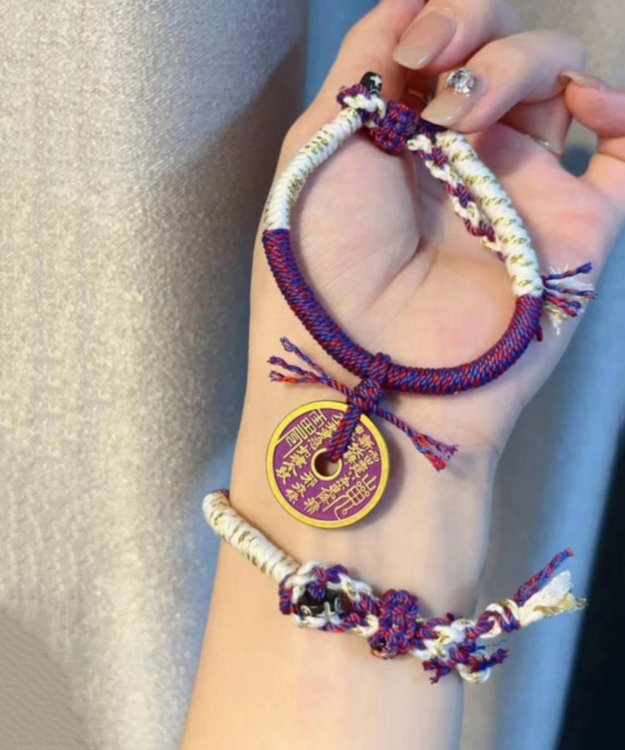 Pulsera tejida a mano con borlas moradas