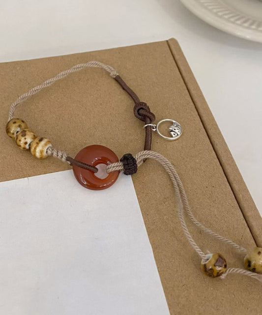 Pulsera con dije de hebilla de ping trenzada roja hecha a mano