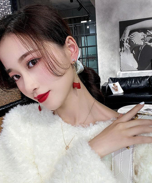 Pendientes de metal con borlas de circonitas y bolso rojo hechos a mano