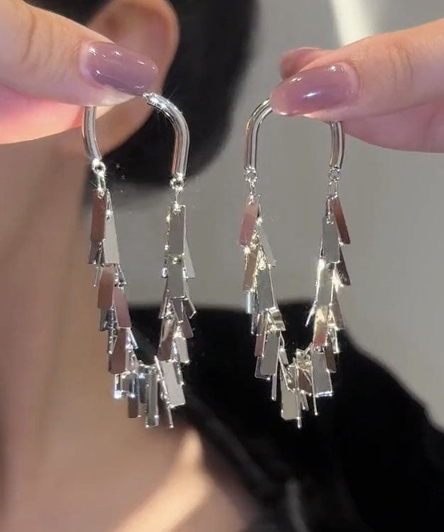 Handgefertigte Tropfenohrringe mit Seiden-Metall-Pailletten und Quaste