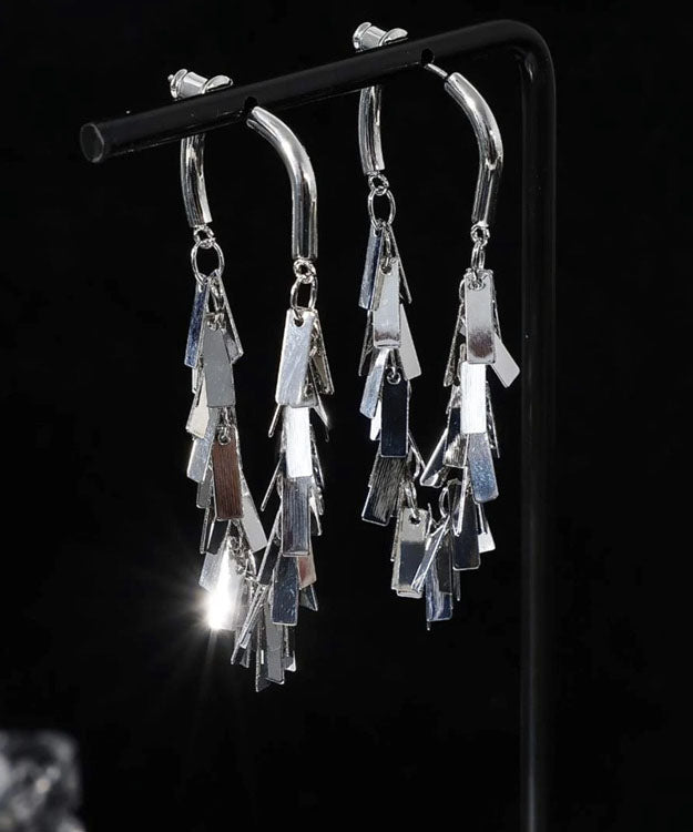 Handgefertigte Tropfenohrringe mit Seiden-Metall-Pailletten und Quaste