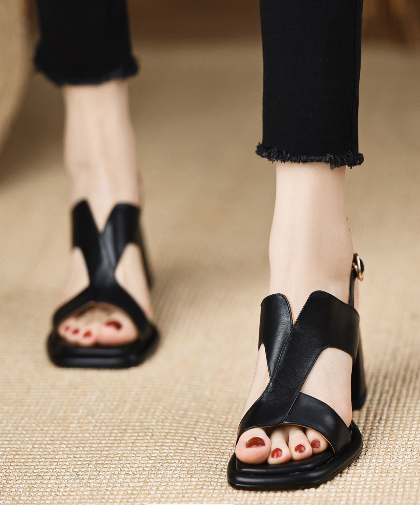 Handgemachte Spleißschnallenriemen Chunky Sandalen Schwarzes Kunstleder