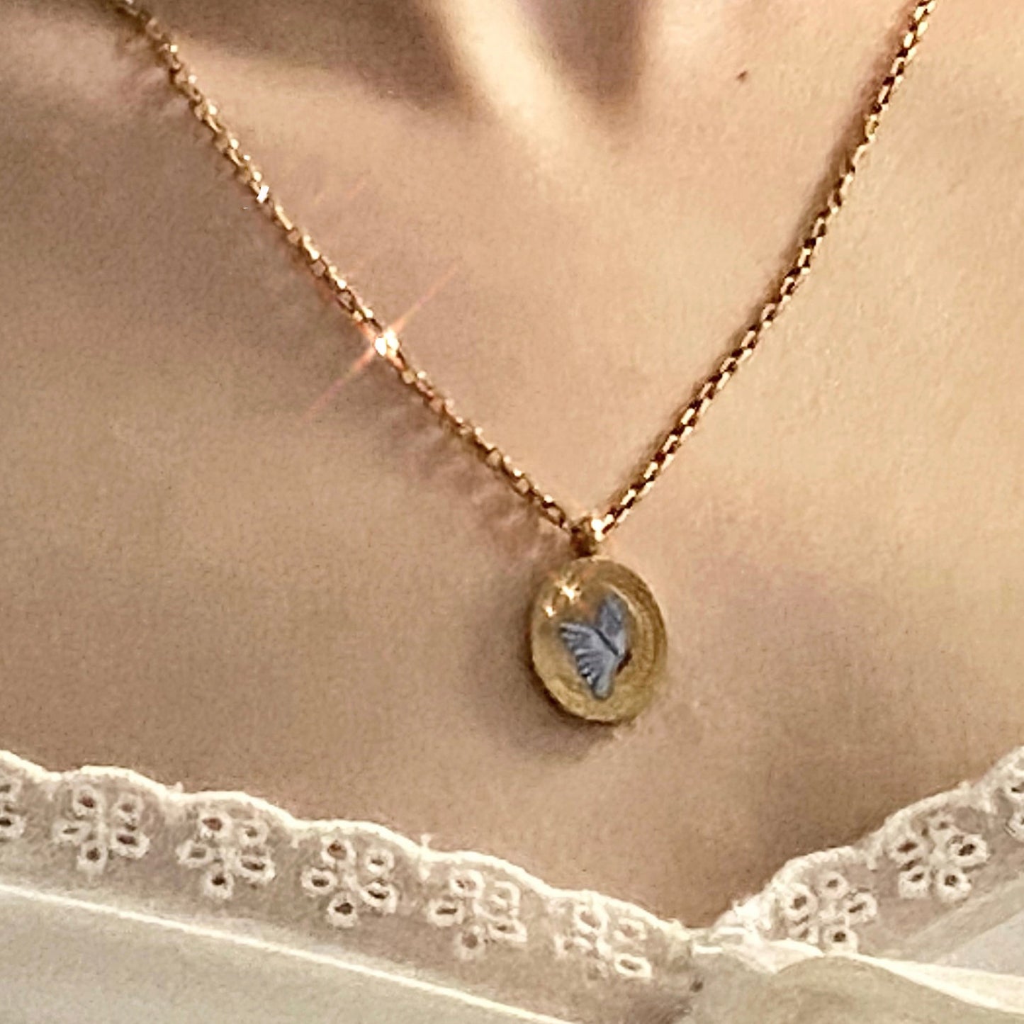 Collar con colgante de mariposa dorado en plata de ley hecho a mano