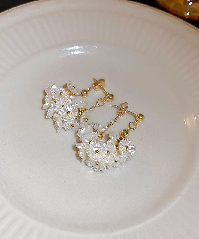 Handgemachte weiße Ohrringe mit Perlen und Blumenquaste