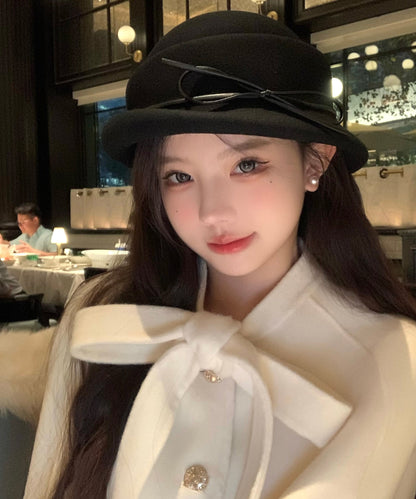 Handgefertigter, kuscheliger, warmer Woll-Bucket-Hut mit weißer Schleife