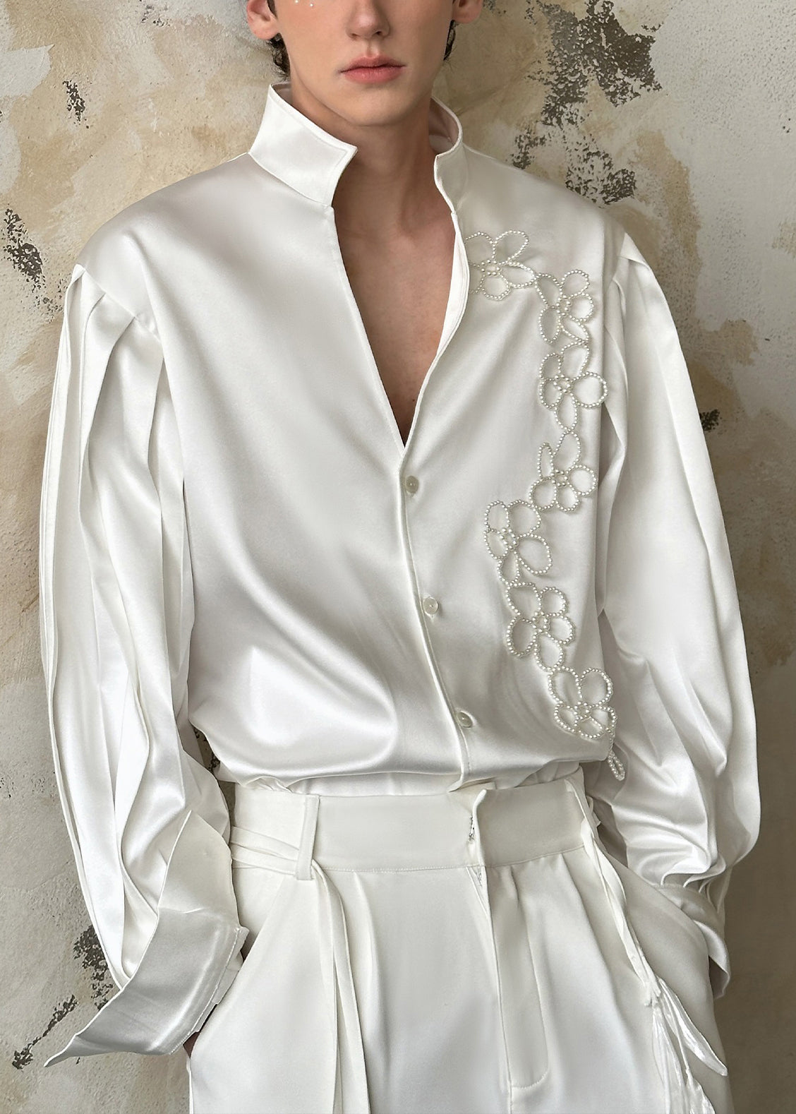 Camisa de hombre de algodón y seda perlado con botones y cuello alto blanca hecha a mano para primavera