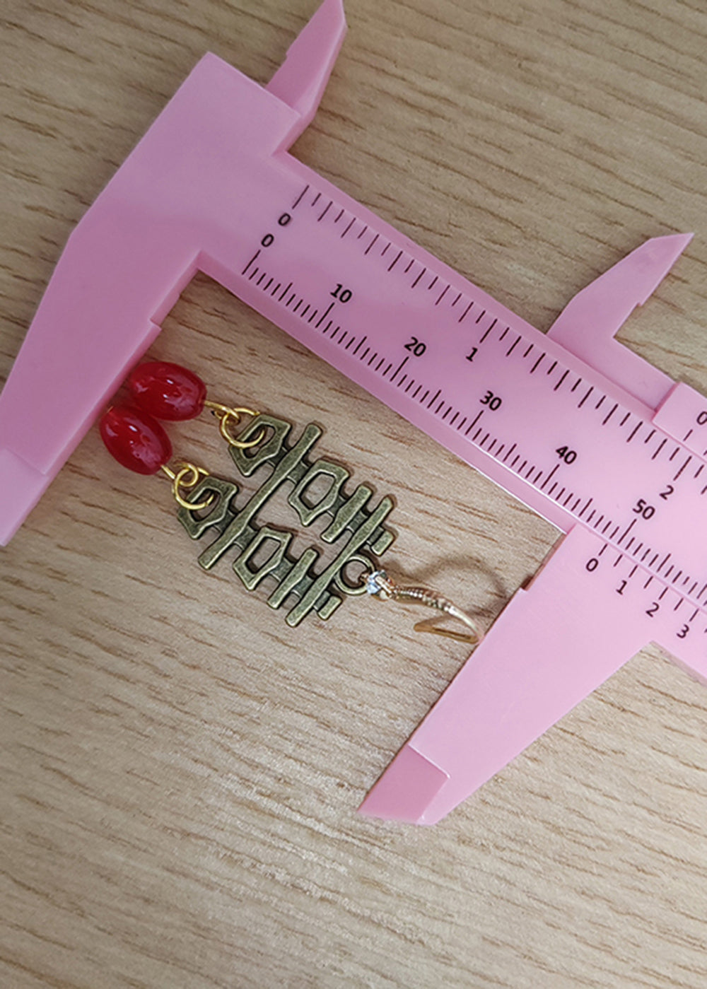 Pendientes colgantes de boda de cobre con el personaje XI hechos a mano