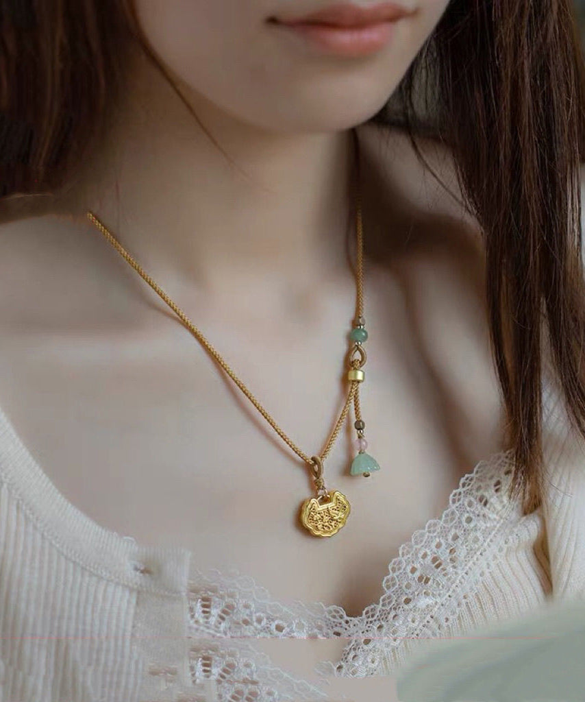 Collar con colgante de vaina de loto de ágata de jade y cobre amarillo dorado hecho a mano