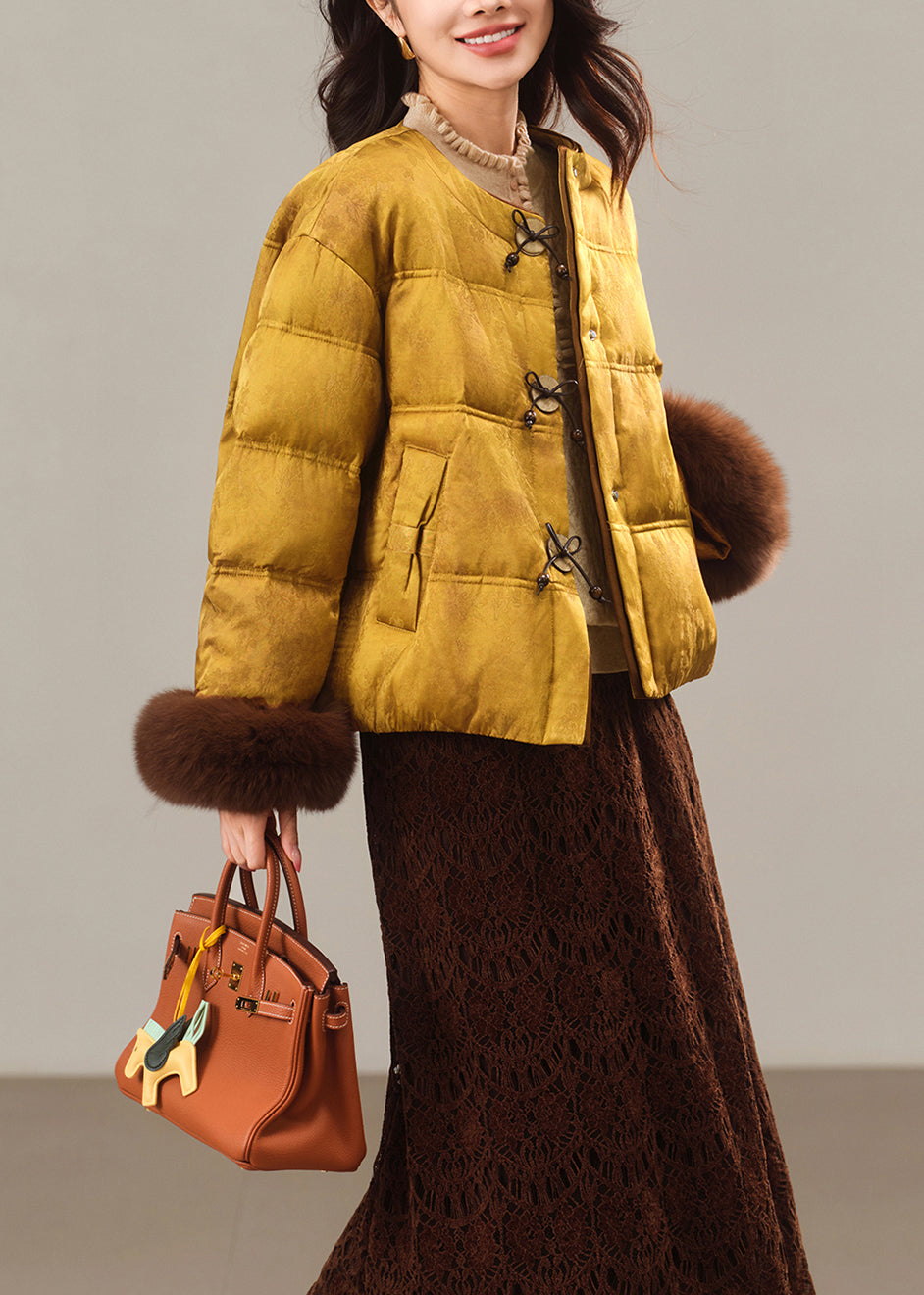 Handgefertigte gelbe Winterjacke mit Rundhalsausschnitt, gefüttert mit Fell-Patchwork und Entendaunen