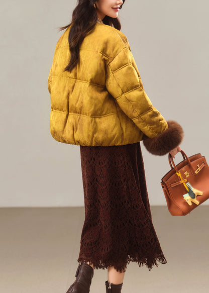 Handgefertigte gelbe Winterjacke mit Rundhalsausschnitt, gefüttert mit Fell-Patchwork und Entendaunen