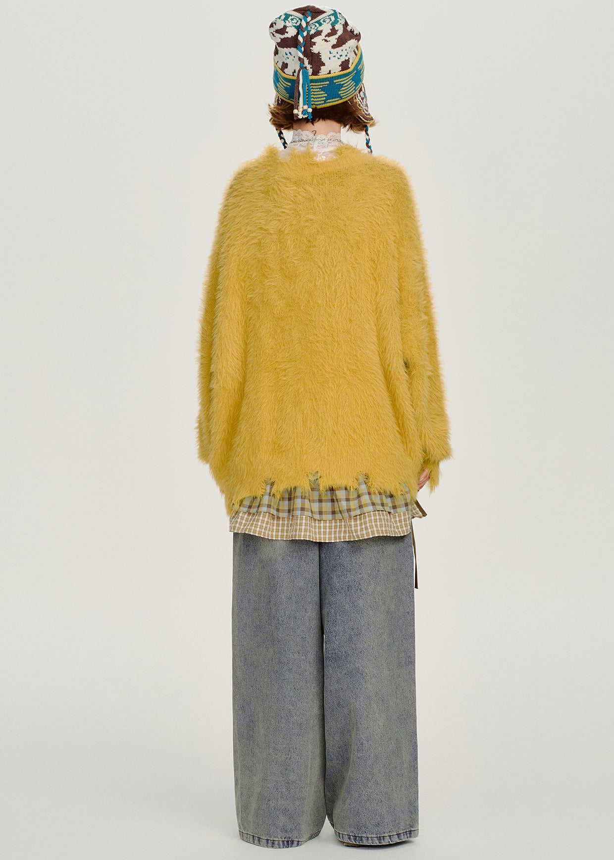 Handgefertigter, gelber Oversize-Strickpullover mit flauschigem Fellmuster und Fellprint – ideal für den Winter