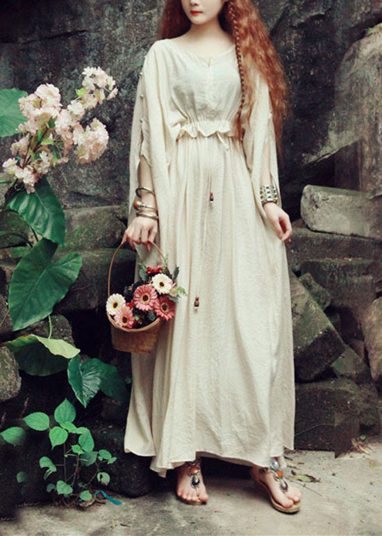 Italienisches beiges Seidenkleid mit Rundhalsausschnitt und Taillenbund