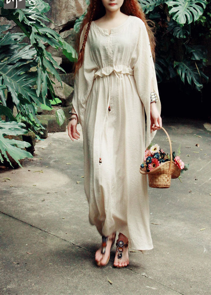 Italienisches beiges Seidenkleid mit Rundhalsausschnitt und Taillenbund