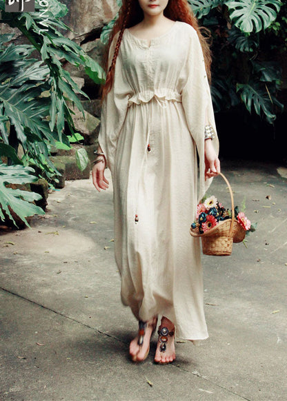 Italienisches beiges Seidenkleid mit Rundhalsausschnitt und Taillenbund