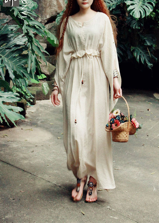 Italienisches beiges Seidenkleid mit Rundhalsausschnitt und Taillenbund