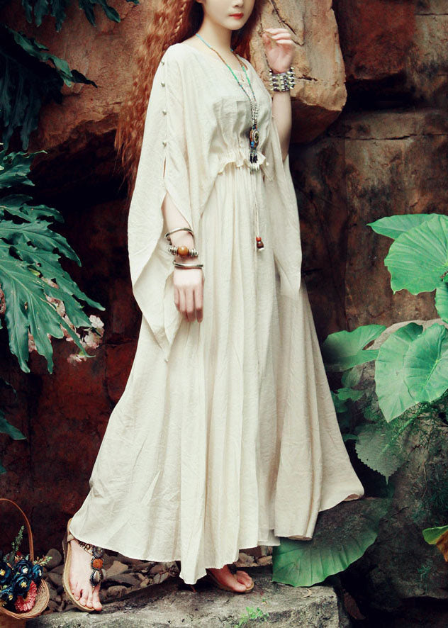 Italienisches beiges Seidenkleid mit Rundhalsausschnitt und Taillenbund