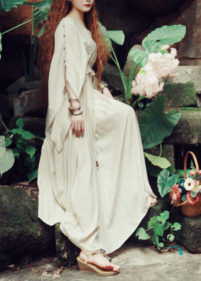 Italienisches beiges Seidenkleid mit Rundhalsausschnitt und Taillenbund