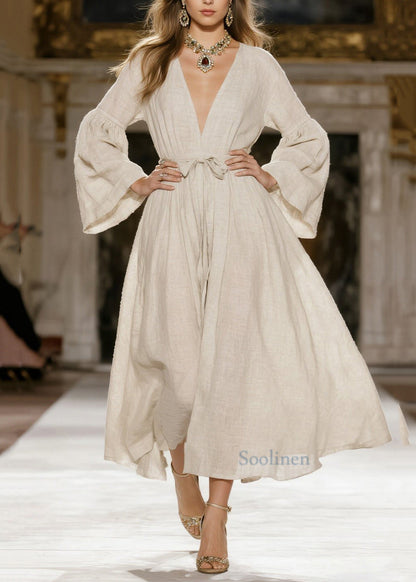 Italienisches beiges Leinenkleid mit V-Ausschnitt und Bindegürtel für den Frühling