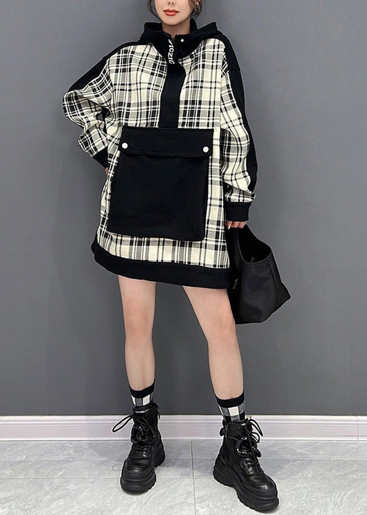 Italienisches schwarz kariertes Patchwork-Kapuzenpullover mit Knopfleiste für den Winter