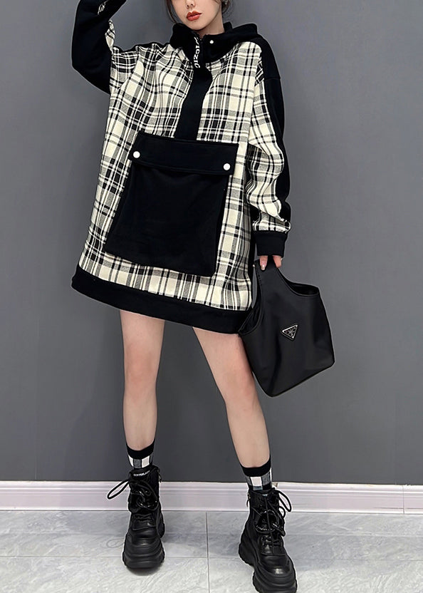 Italienisches schwarz kariertes Patchwork-Kapuzenpullover mit Knopfleiste für den Winter