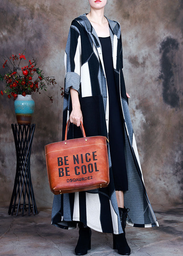 Italienischer schwarz-weißer Wollmantel mit Kapuze und Print