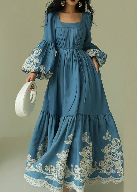 Italienisches blaues, besticktes Baumwollkleid mit Taschen, Bindegürtel und Laternenärmeln