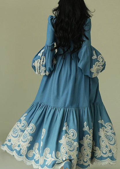 Vestidos largos de algodón con mangas farol y bolsillos bordados en azul italiano con lazo en la cintura