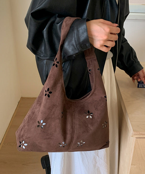 Italienische braune Schultertaschen mit ausgestanztem Blumenmuster aus Wildlederimitat