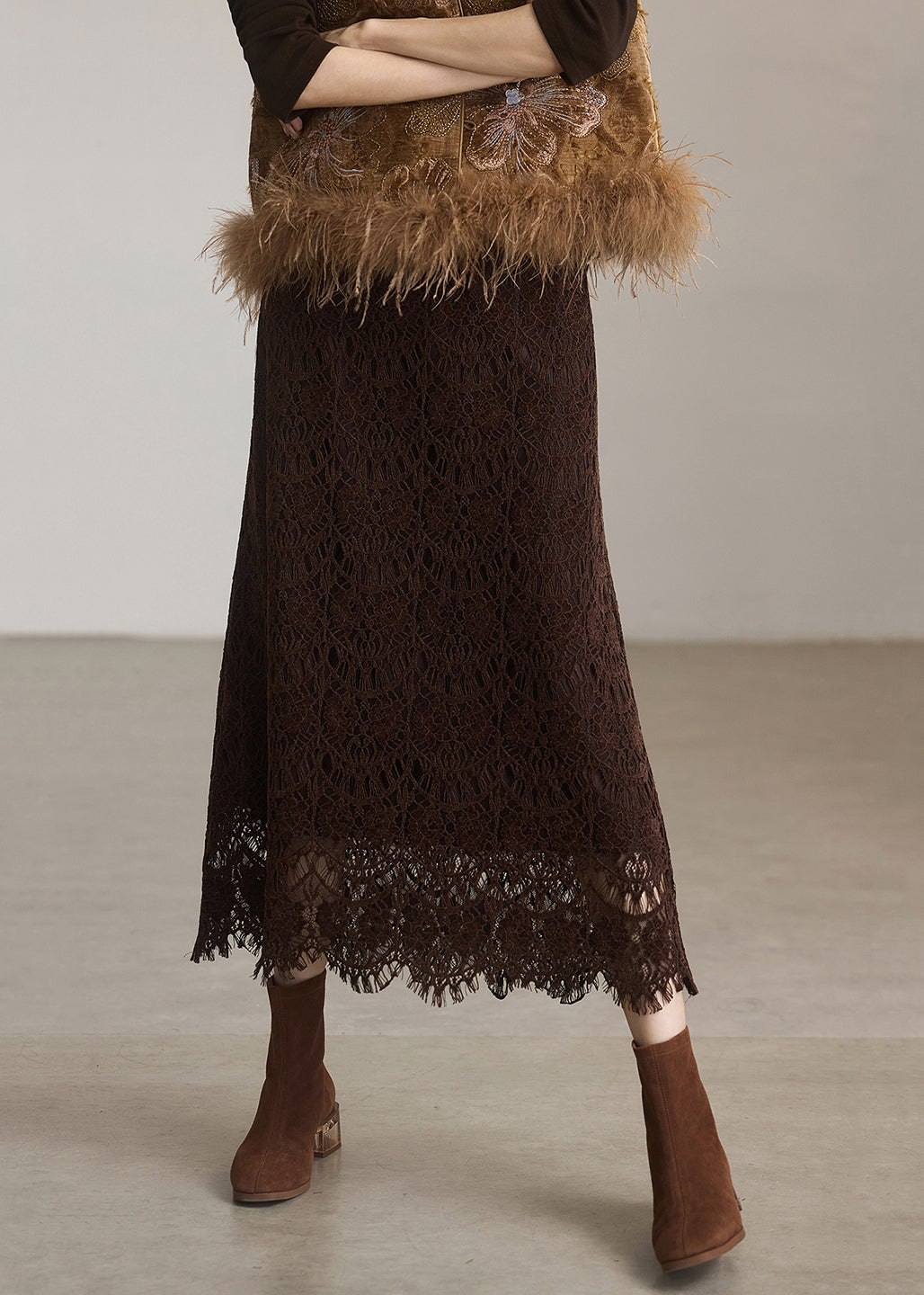 Italienischer Kaffeerock mit elastischem Bund, schmal geschnitten, aus Spitze, Frühling