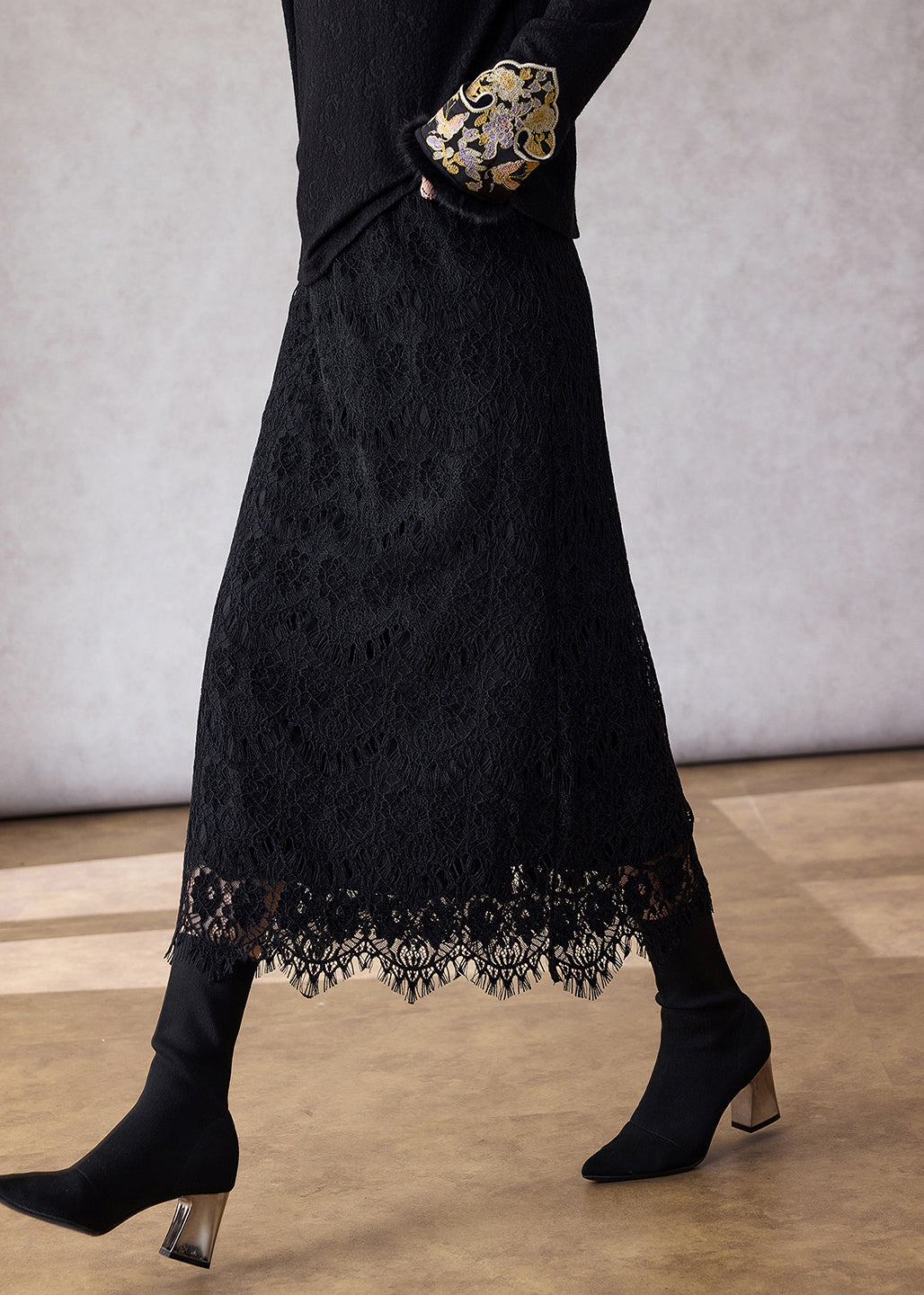 Italienischer Kaffeerock mit elastischem Bund, schmal geschnitten, aus Spitze, Frühling