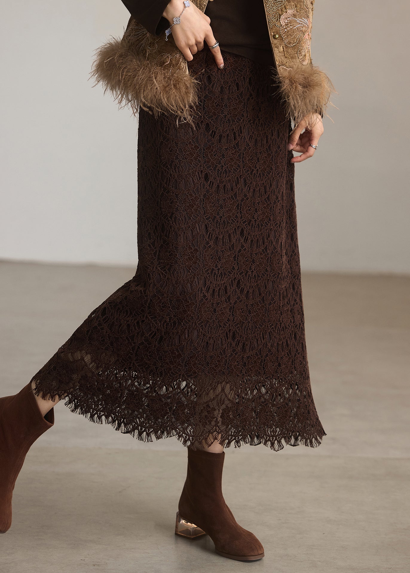 Italienischer Kaffeerock mit elastischem Bund, schmal geschnitten, aus Spitze, Frühling