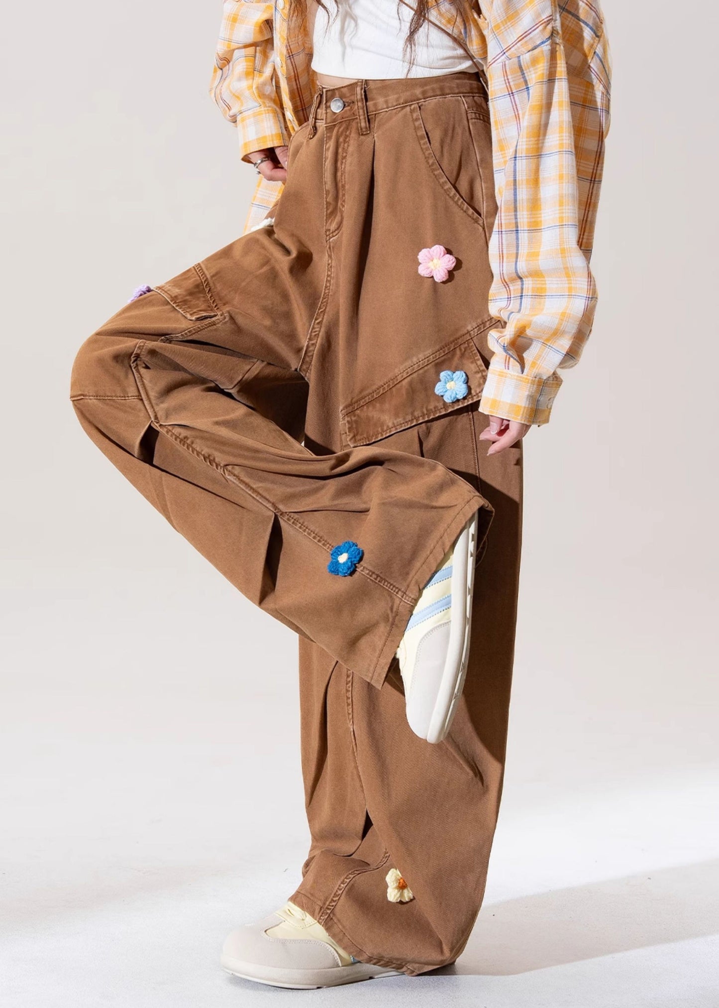 Pantalones rectos de mezclilla con estampado floral y bolsillos de café italiano para primavera