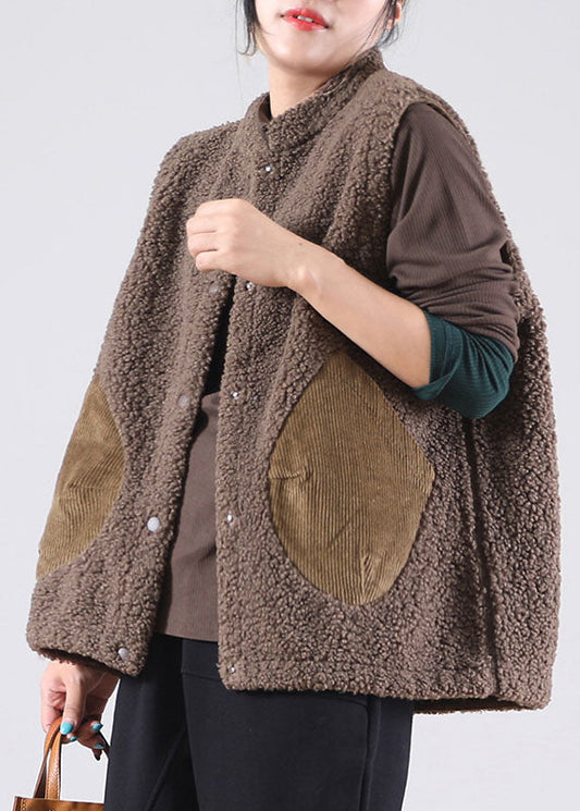 Italienische ärmellose Weste aus Kunstpelz mit Patchwork-Taschen in Schokoladenbraun