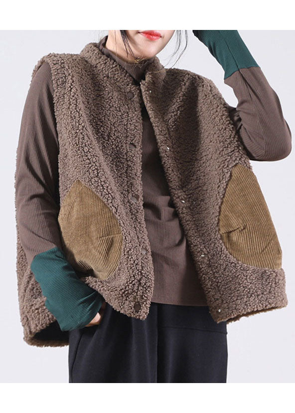 Italienische ärmellose Weste aus Kunstpelz mit Patchwork-Taschen in Schokoladenbraun