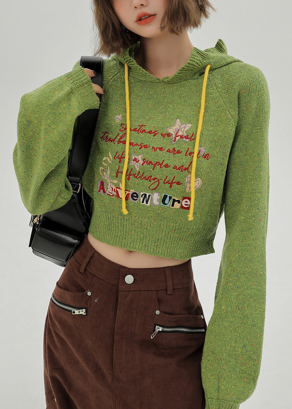 Winterpullover mit Kapuze und Buchstabenmuster in italienischem Grasgrün